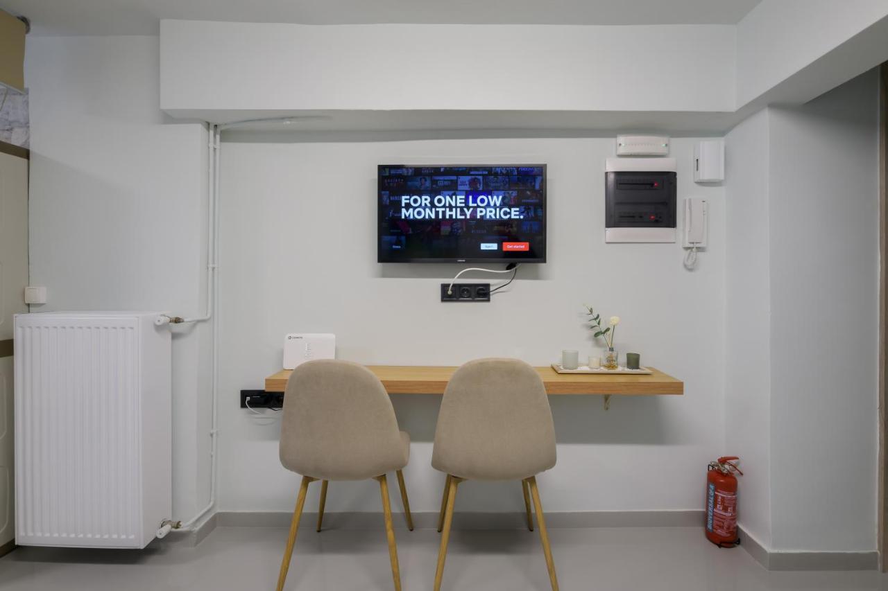 Fully Renovated Underground Flat In Pagrati Atenas Exterior foto