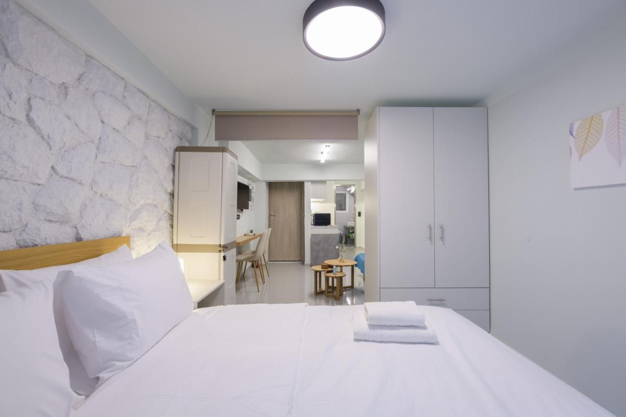 Fully Renovated Underground Flat In Pagrati Atenas Exterior foto